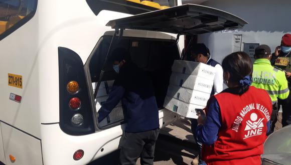 ODPE Tacna trasladó material electoral en tres buses