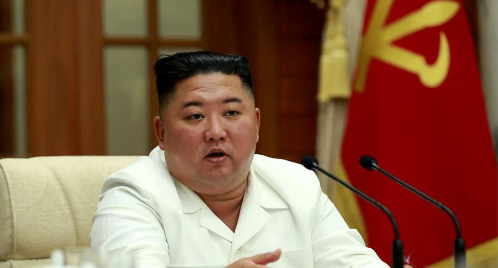 En esta imagen tomada el 25 de agosto de 2020 y publicada por la Agencia Central de Noticias de Corea (KCNA) de Corea del Norte el 26 de agosto de 2020, Kim Jong-un habla durante una reunión del buró político. (AFP).