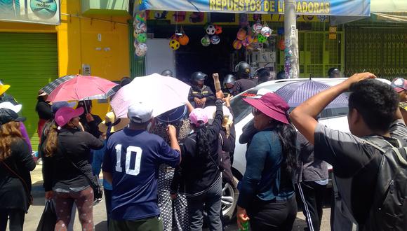 En la avenida Coronel Mendoza negocio fue obligado a cerrar ante las amenazas de saqueo. (Foto: Adrian Apaza)