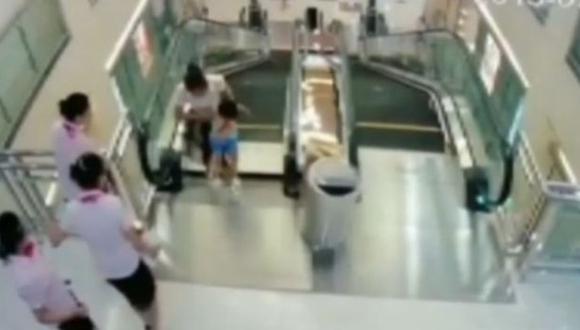 China: Tragedia de la escalera mecánica desata críticas contra apatía de empleadas