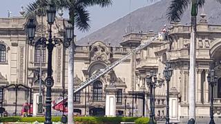 Bomberos con escalera telescópica realizó servicio especial en Palacio de Gobierno colocando driza