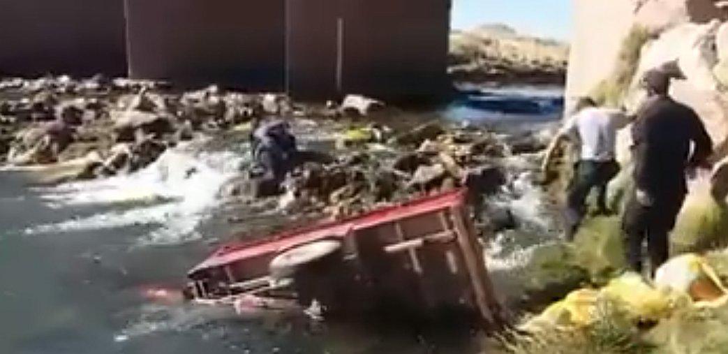 Motocarga cae a río y deja un muerto en Azángaro