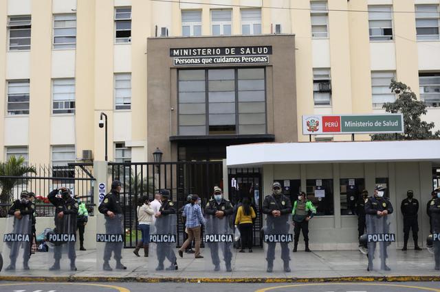 Doctores y tecnicos protestan en los exteriores del Ministerio de Salud en Jesús María|Fotos: Britanie Arroyo/ @photo.gec