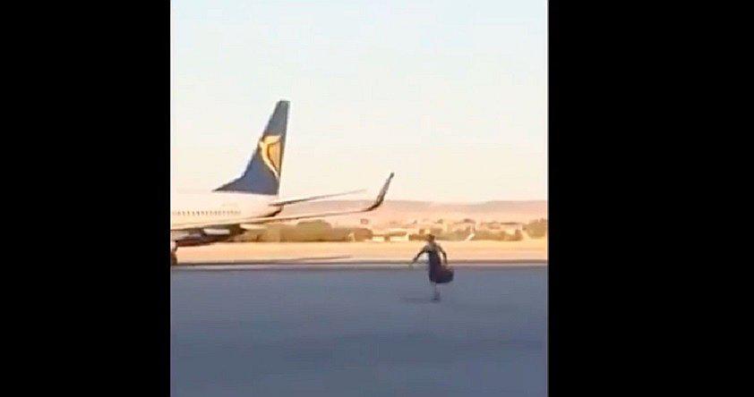 España: Pasajero persigue a su avión en la pista de aterrizaje (VIDEO)