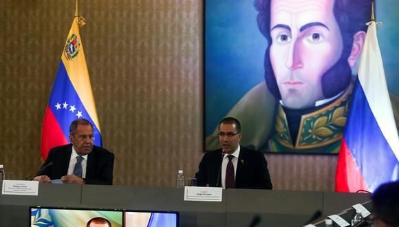 El ministro de Relaciones Exteriores de Venezuela, Jorge Arreaza junto a su homólogo ruso, Sergei Lavrov, durante una reunión en Caracas, el 7 de febrero de 2020. (Foto: AFP/CRISTIAN HERNANDEZ)