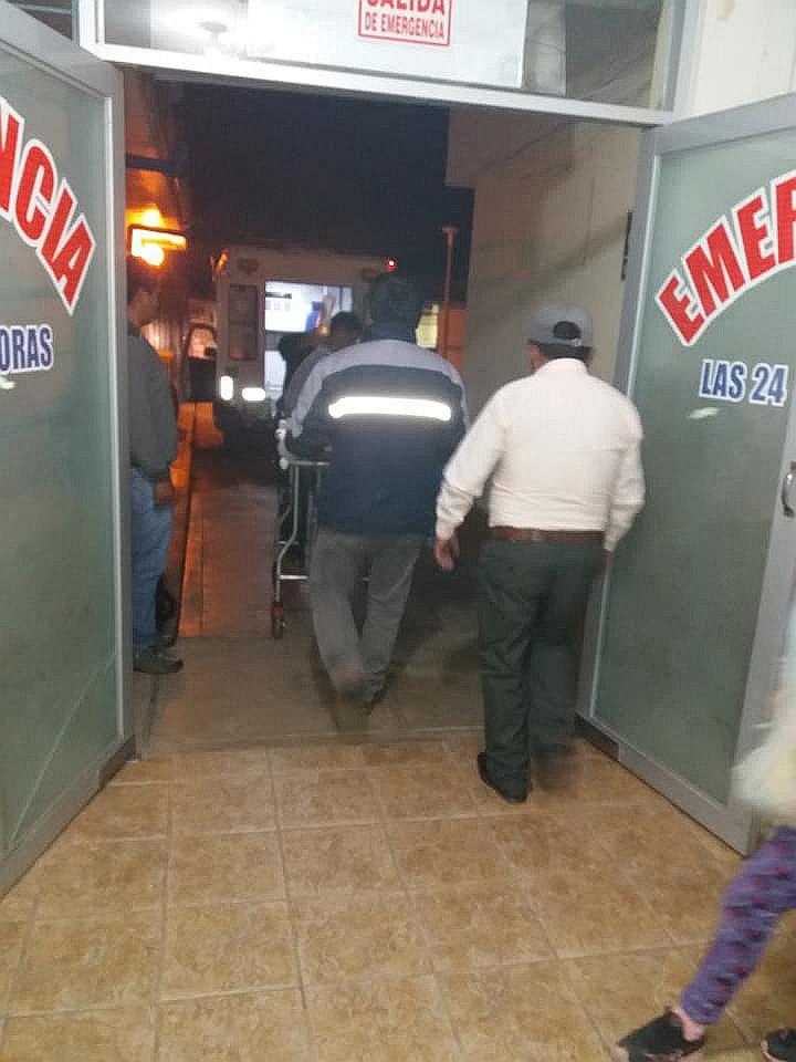 Mujer muere y 2 quedan graves en fatal volcadura