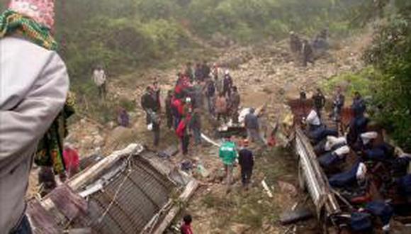 Nepal: ​Bus cae a precipicio y deja al menos 18 muertos