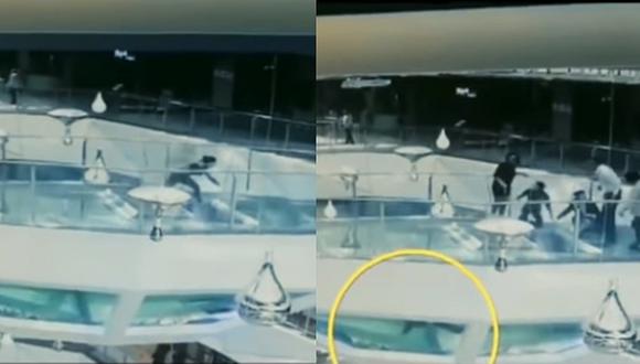 Mujer tropieza y cae a acuario de tiburones en centro comercial (VIDEO)