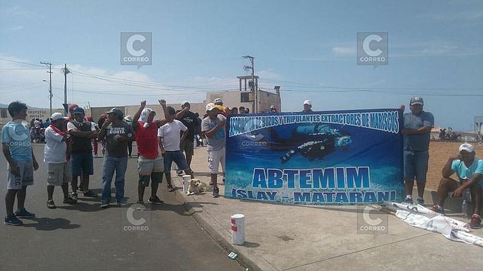​Pescadores bloquean Panamericana Sur por autorizaciones a embarcaciones industriales