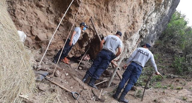 Huancavelica: Comisario de dependencia policial pidió apoyar a la familia que vive en  la cueva al no tener casa ni alimentos.