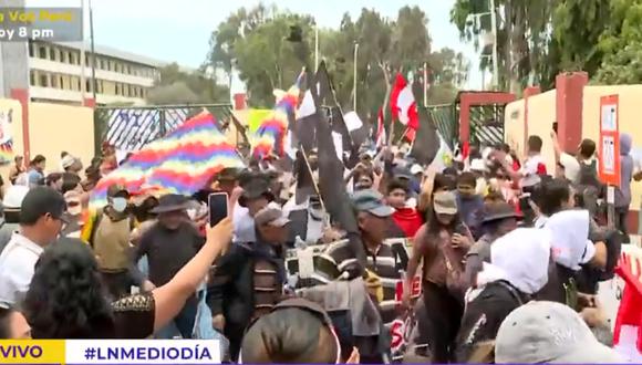 Manifestantes se desplazan por la Av. Colonial. Foto: Latina