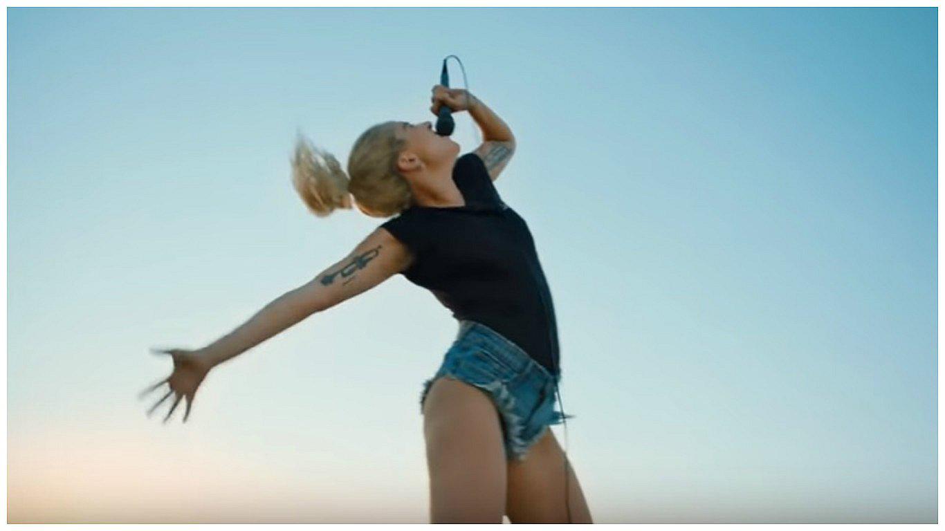 Youtube: ​Lady Gaga estrena el videoclip de Perfect Illusion
