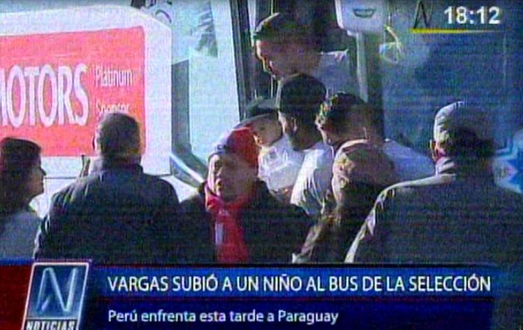  Juan Manuel 'Loco' Vargas hace broma a madre de familia (Video)