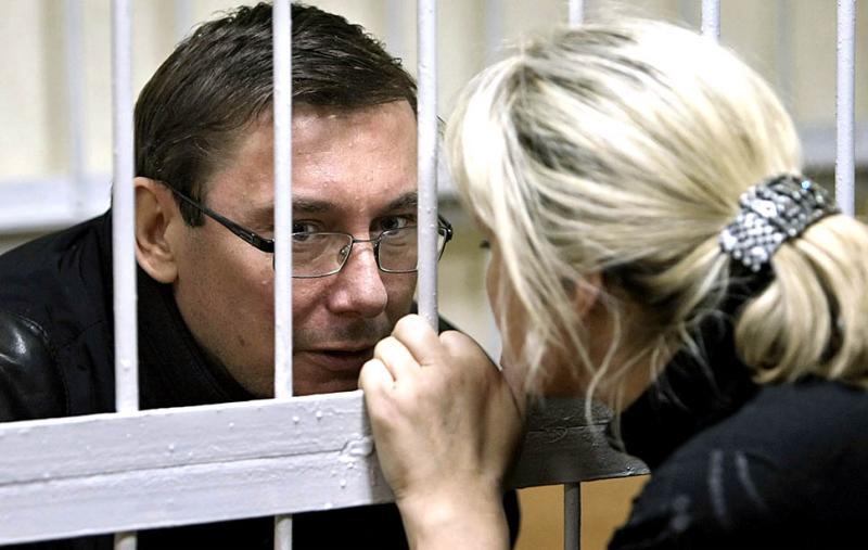 Mujer de exministro ucraniano Yuri Lutsenko denuncia paliza de antidisturbios