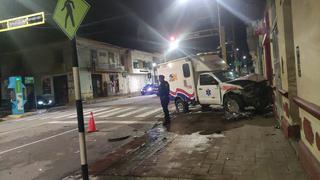 Ambulancia choca con taxi en Huancayo y deja dos heridos 