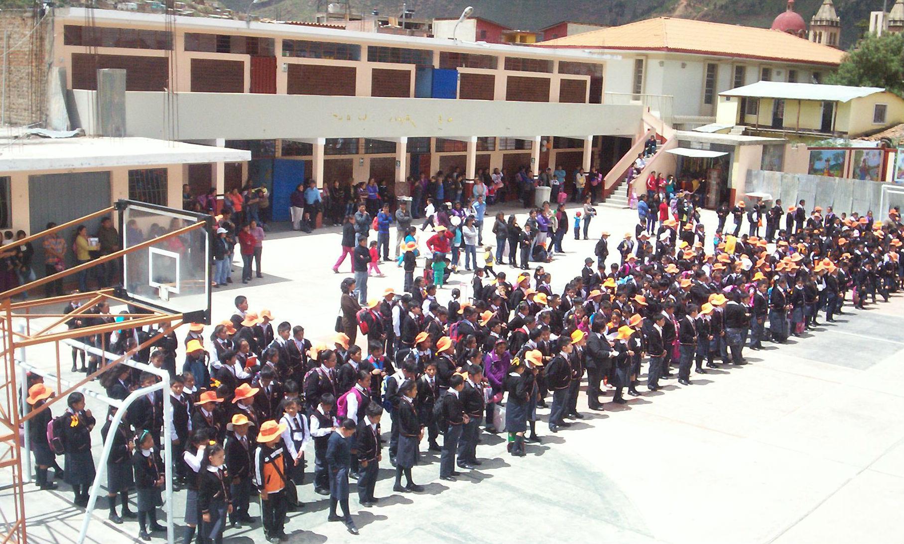 Colegio de Tarma niega ingreso de alumnos por no llevar uniforme 
