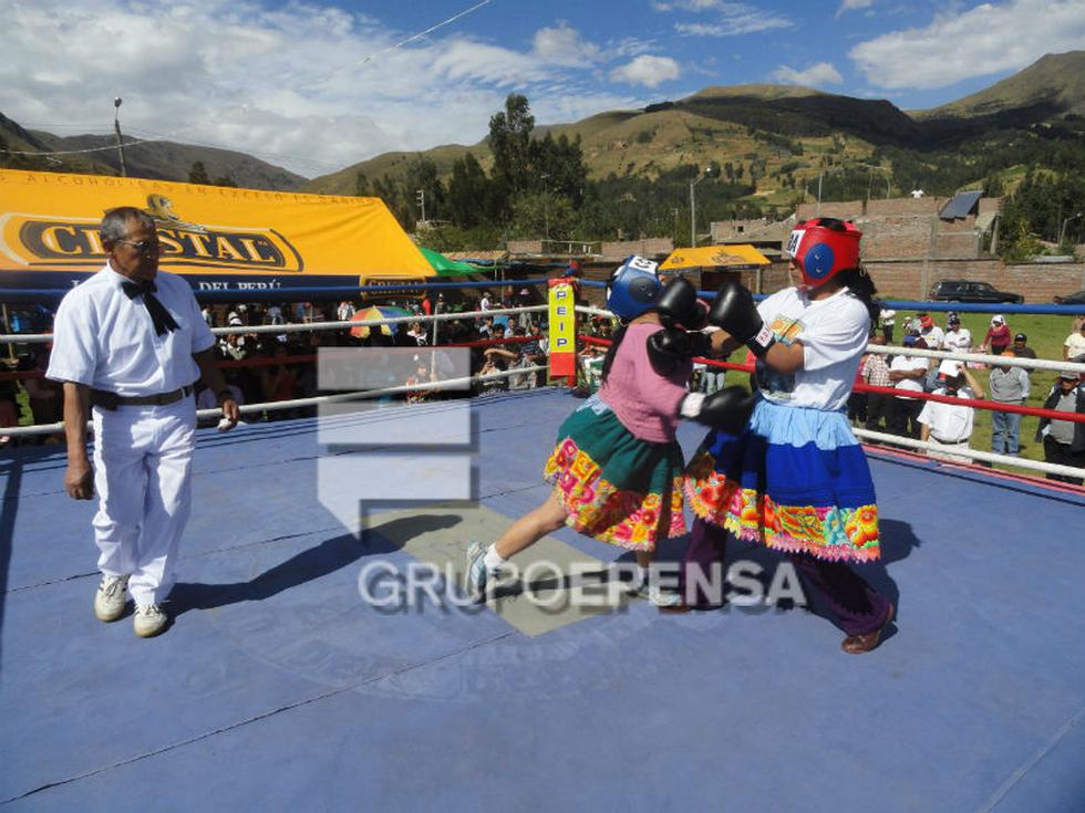 Wamblas se enfrentan con guantes y polleras 