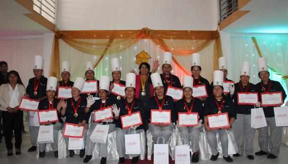 Se graduaron 20 nuevos gastronómos