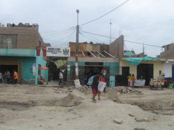 Mercado de abastos, en medio del desagüe
