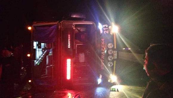 Pasajeros quedan heridos al volcarse ómnibus en el peaje de Virú 