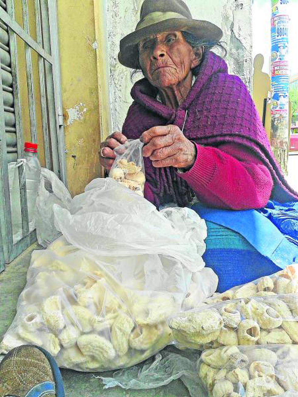 Pese a su avanzada edad ancianos se ganan el pan diario