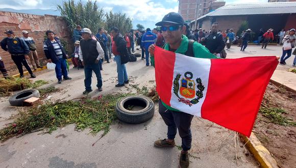 En Cusco cientos de pobladores llegaron hasta inmediaciones del aeropuerto Alejandro Velasco Astete / Fotos : Juan Sequeiros @photo.gec