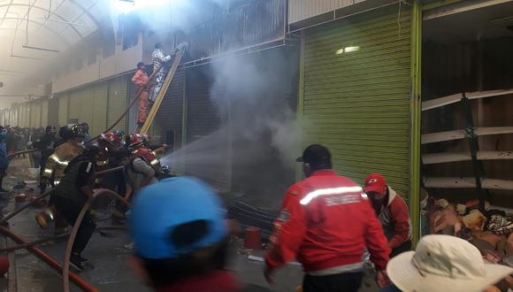 Incendio arrasó con más de 10 stands en plaza San José de Juliaca