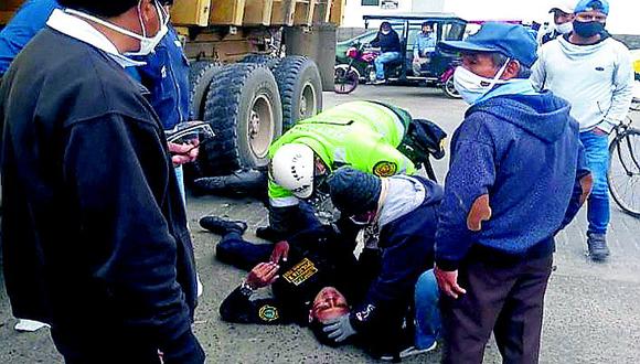 Piura: Policía se salva de morir tras choque de su motocicleta contra un volquete