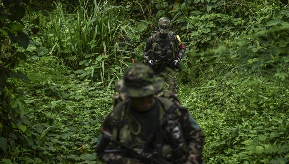 Guerrilleros disidentes de las FARC-EP Frente Rafael Aguilera 30 caminan en la selva cerca de un campamento en el departamento colombiano de Nariño, el 1 de marzo de 2023. (Foto de Joaquín SARMIENTO / AFP)