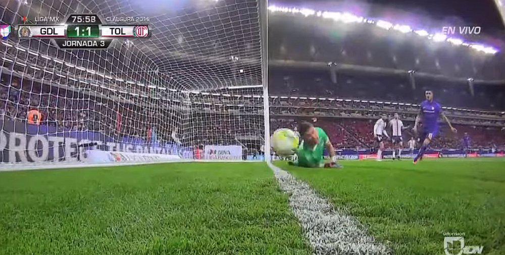 Chivas vs. Toluca: Árbitro se tomó 7 minutos para anular un gol, pero quedan dudas (VIDEOS)