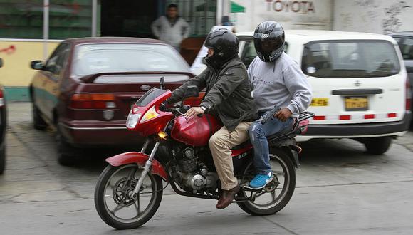 Rechazan proyecto de ley del Mininter que prohíbe a dos hombres ir en una moto