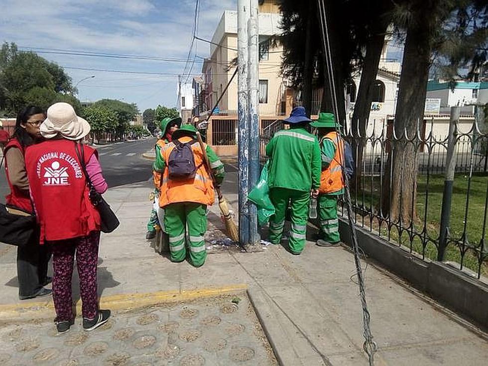 Obreros Municipales de Bustamante y Rivero limpian propaganda electoral (FOTOS)