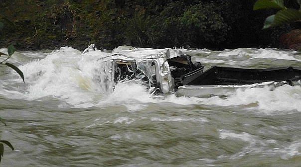 Camioneta cae al río Santa y muere una mujer