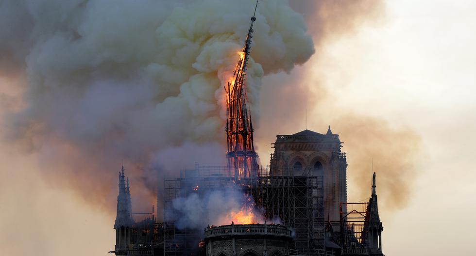 La aguja de la emblemática Catedral de Notre Dame se derrumbó por un incendio el pasado 15 de abril de 2019 en París (Francia). (Geoffroy VAN DER HASSELT / AFP).