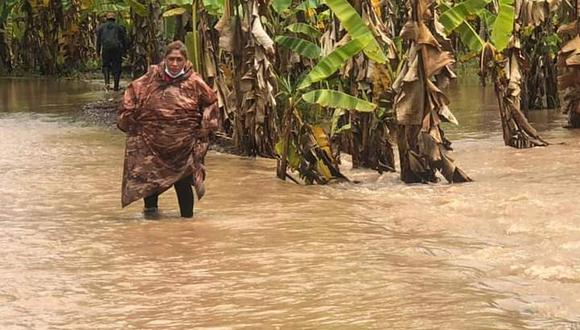 Docente cruza desborde de río Huallaga para llegar a supervisar clases en Venenillo/ Foto: Cortesía