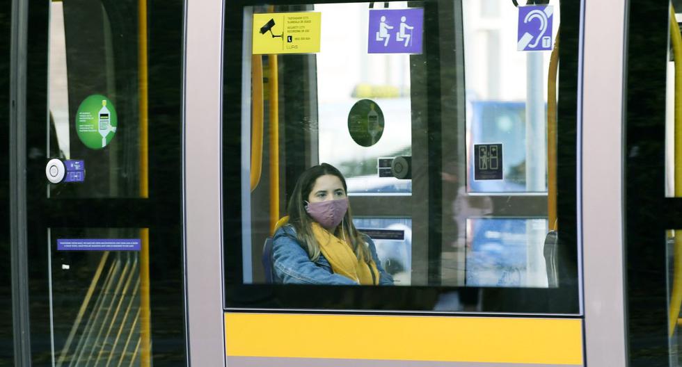 Una mujer con mascarilla mira por la ventana de un tranvía en la ciudad de Dublín, Irlanda, 21 de octubre de 2020. (EFE/EPA/AIDAN CRAWLEY).