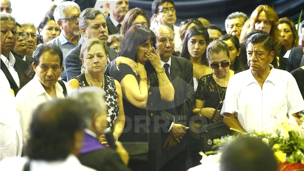 Carla García asiste a velorio de su padre en la Casa del Pueblo (FOTOS)