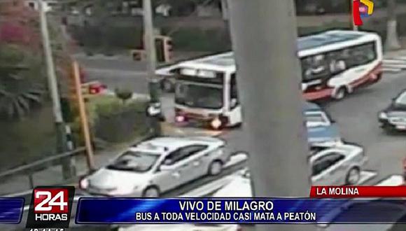 ​YouTube: ¡Impactante! Hombre se salva de ser atropellado por bus en La Molina