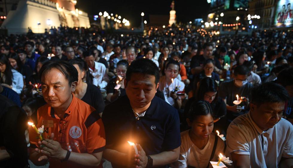 Familias de las víctimas mortales y heridos realizaron una vigilia tras la muerte de 26 personas en manos del militar tailandés. (AFP).