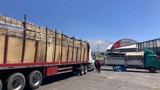 Arequipa: Manifestantes amenazan a choferes en la plataforma comercial Río Seco (VIDEO) 