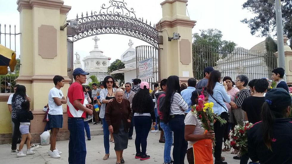 Chiclayo: Familias visitan cementerio El Carmen por el Día del Padre