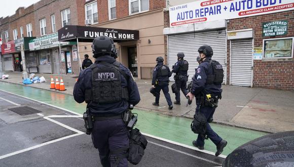 El incidente ocurrió alrededor de las 8:30 de la noche del miércoles en la calle 95 con Lexington, en el Upper East Side, y la mujer fue llevada a un hospital cercano donde se certificó su muerte. (Foto:  TIMOTHY A. CLARY / AFP)