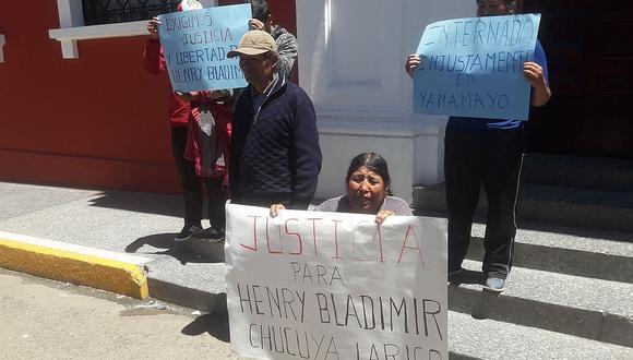 Padres de joven internado en penal de Yanamayo exigen justicia