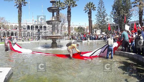Lavan la bandera en la pileta de la Plaza de Armas de Arequipa (VIDEO)