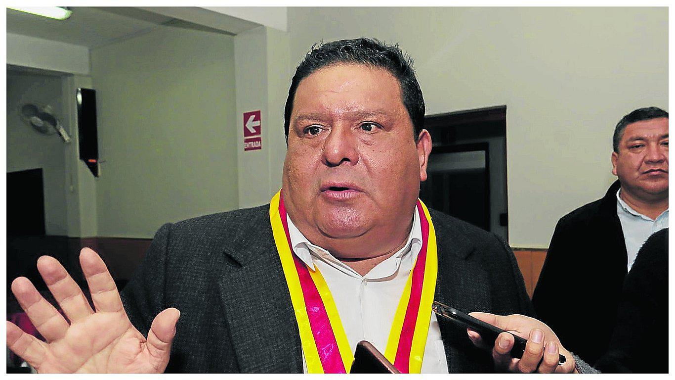 Anuncia tres nuevos gerentes y dice  que él y funcionarios cobrarán después que ediles 