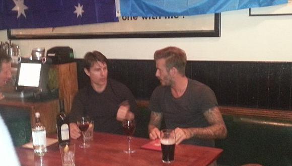 David Beckham y Tom Cruise fotografiados tomando una copa en un bar