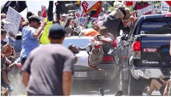 Charlottesville: tres muertos luego que auto embistiera a manifestantes de marcha racista en Virginia (VIDEO)
