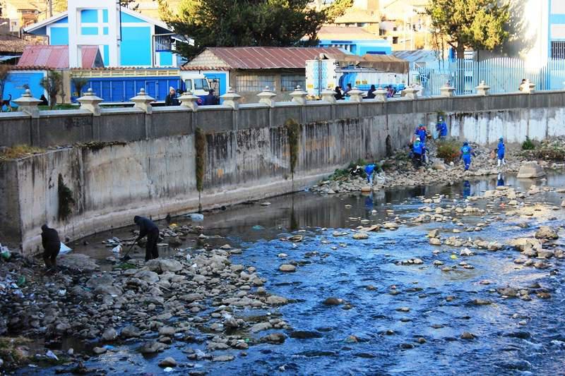Población  limpia el río Ichu y sus afluentes