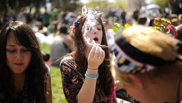 Estudio señala que fumar marihuana desde la adolescencia perjudica el cerebro de los jóvenes