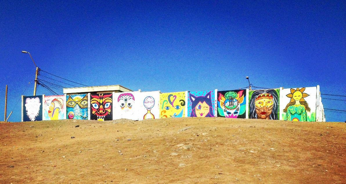 Peruanos, bolivianos y chilenos pintan escenas andinas en casas de Arica